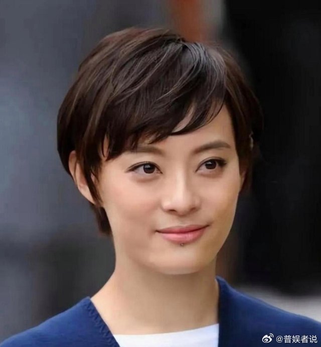 主持人问孙俪：“你平时在家吃饭，经纪人会常来蹭饭吗？”孙俪说：“经纪人不愿意在我