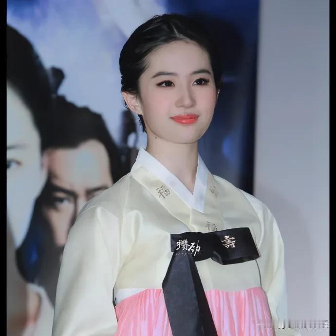 刘亦菲​​​，韩国特别喜欢清纯挂的美女，刘亦菲曾经连续几年登上韩国认为中国最美