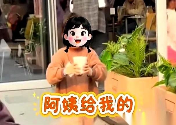 刚在店里，阿姨给我女儿倒了杯水，她宝贝得不行，小心翼翼地捧着，还跑来跟我炫耀：“