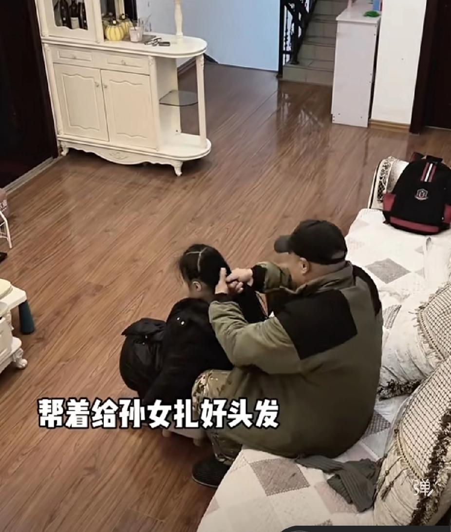 “做了父母才知道，有老人帮衬有多重要！”近日，一女子分享公公每天凌晨五点就在客厅