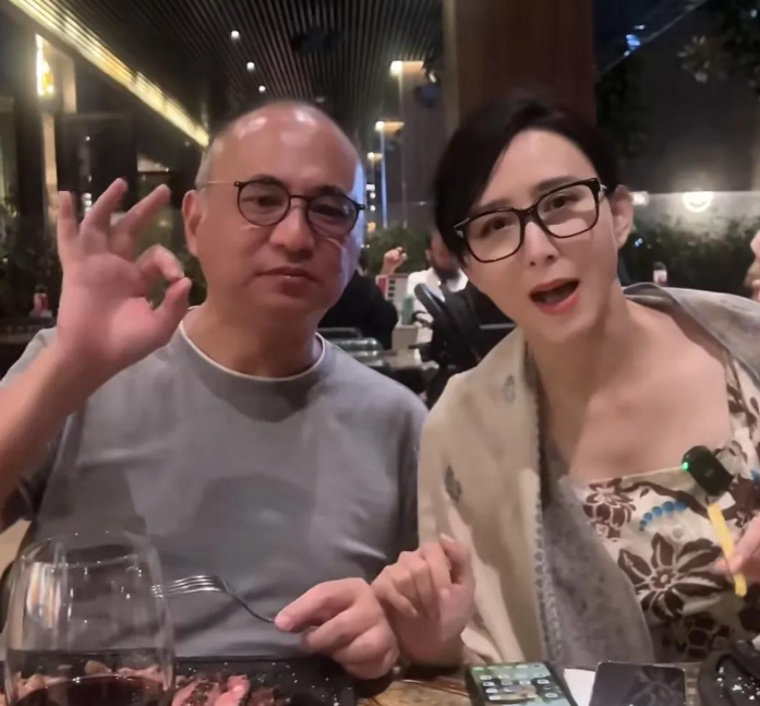 46岁胡静晒吃金箔牛排，四人吃了3000多，和朱兆祥因给小费起争执