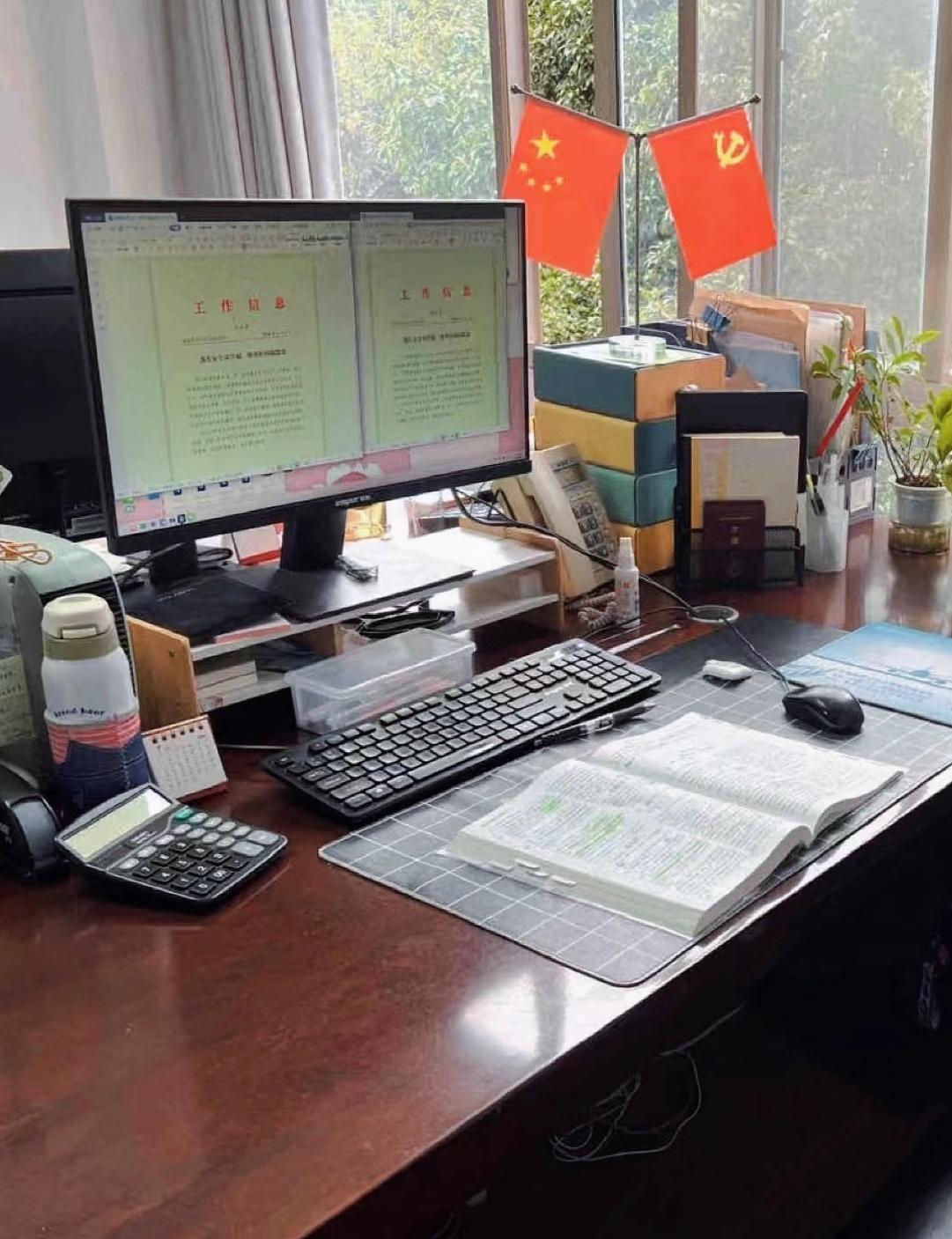 很多人都有个刻板印象，普通公务员天天对着电脑敲材料、填报表，累到崩溃；而高级干部
