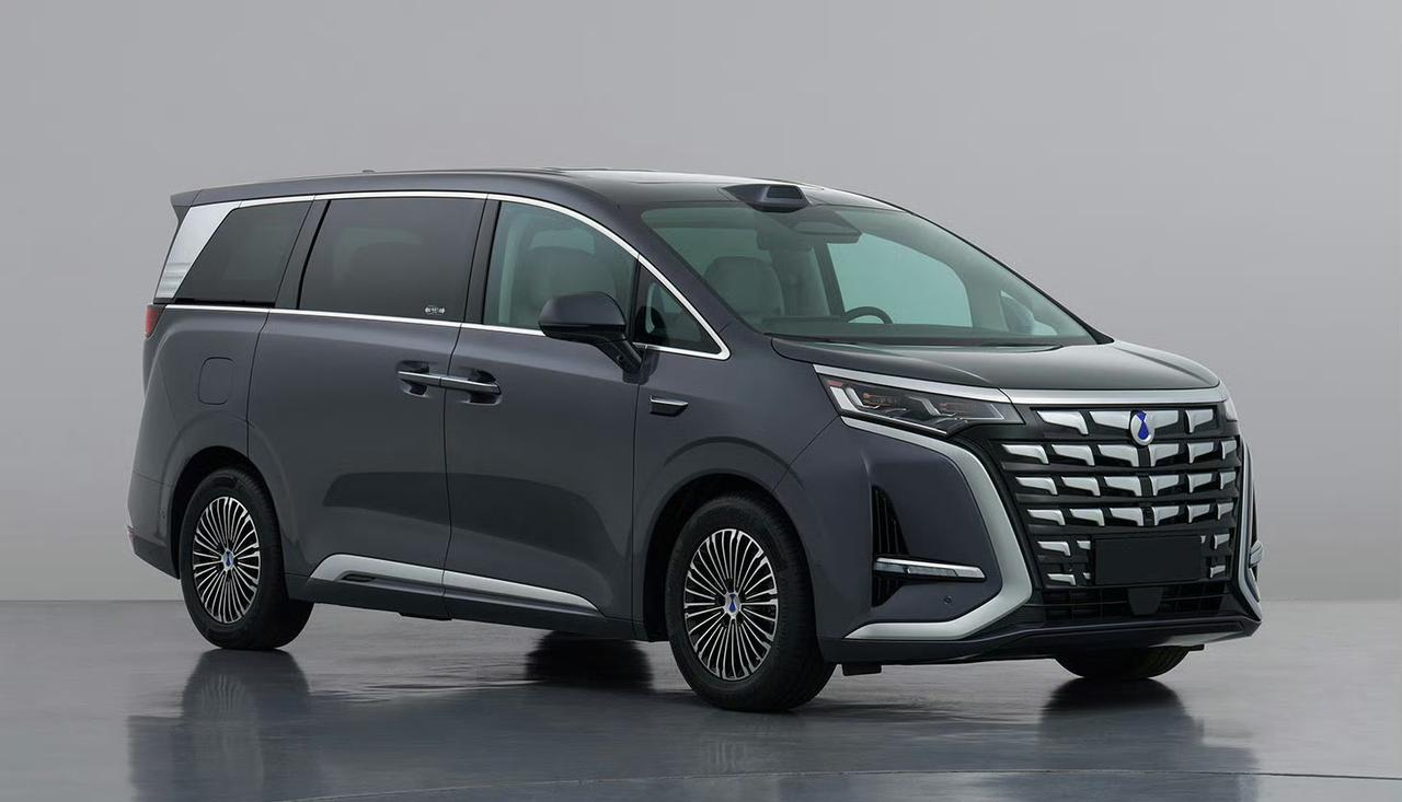 新款腾势D9EV实车曝光，新前脸看起来如何？换装功率更高的驱动电机，两驱从