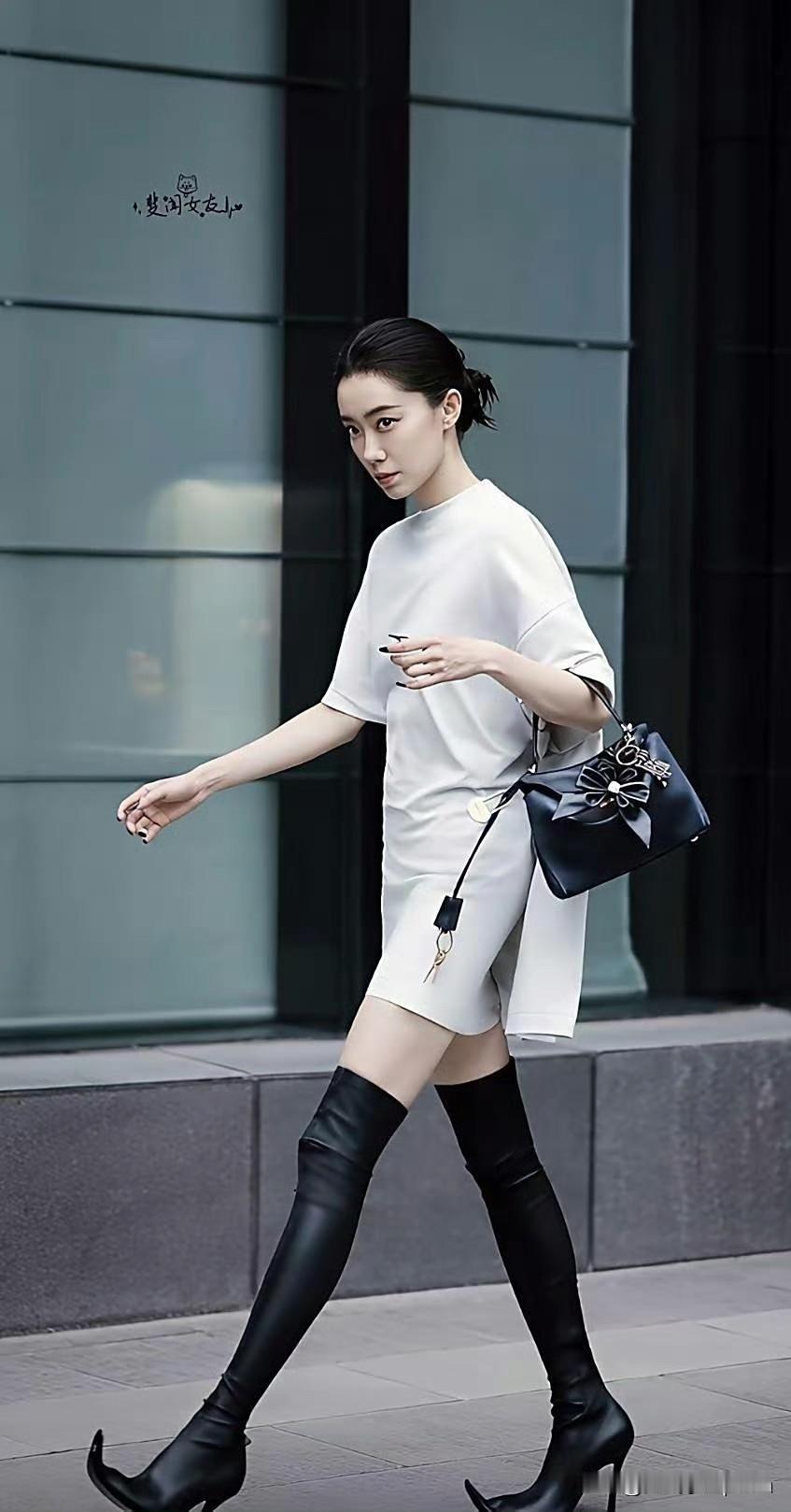 天呐，张小斐这身米兰造型也太惊艳了吧！完全从喜剧女王变身时尚宠儿，这波转型太成