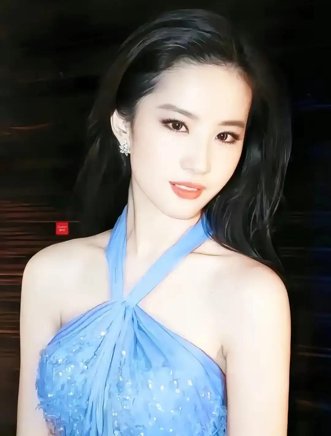 刘亦菲这事儿，挺有意思。放着身价百亿的大佬不看，偏偏羡慕一个写对联的“痴人