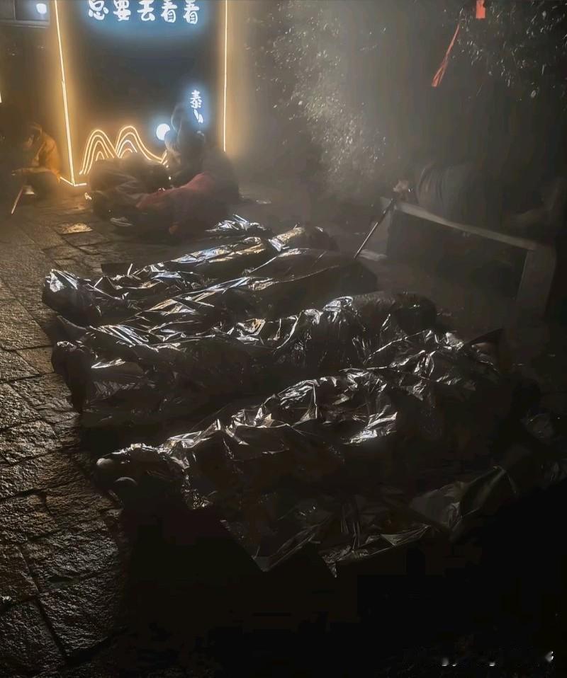 网友分享去夜爬泰山的时候，本来因为爬山累得够呛，好不容易登上山顶，困得要死想要歇