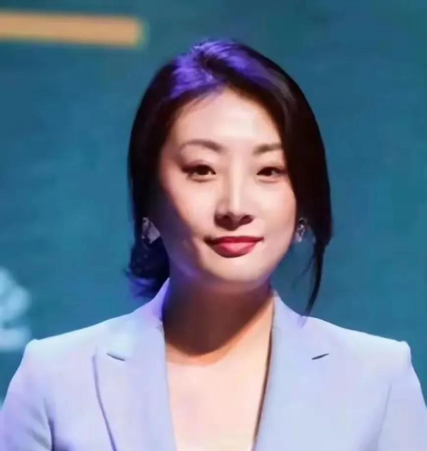 长公主这波操作，简直是把“扮猪吃老虎”演活了。贵妃生儿子时她远在国外，嘴上对老
