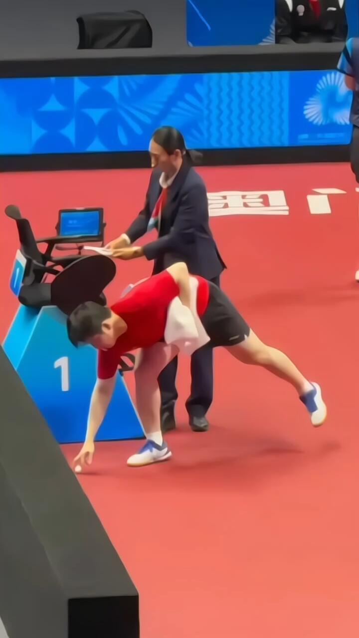 细节见人品，东哥又帮着捡球，真美好，樊振东这个弯腰直接赢球赢心！他人好，实力强