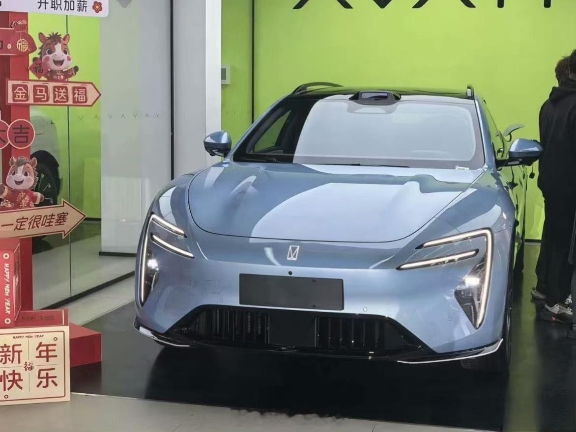 这几天厉害的网友在不同的地方看到了各色的阿维塔06T，实车的颜值大家给几分呢？