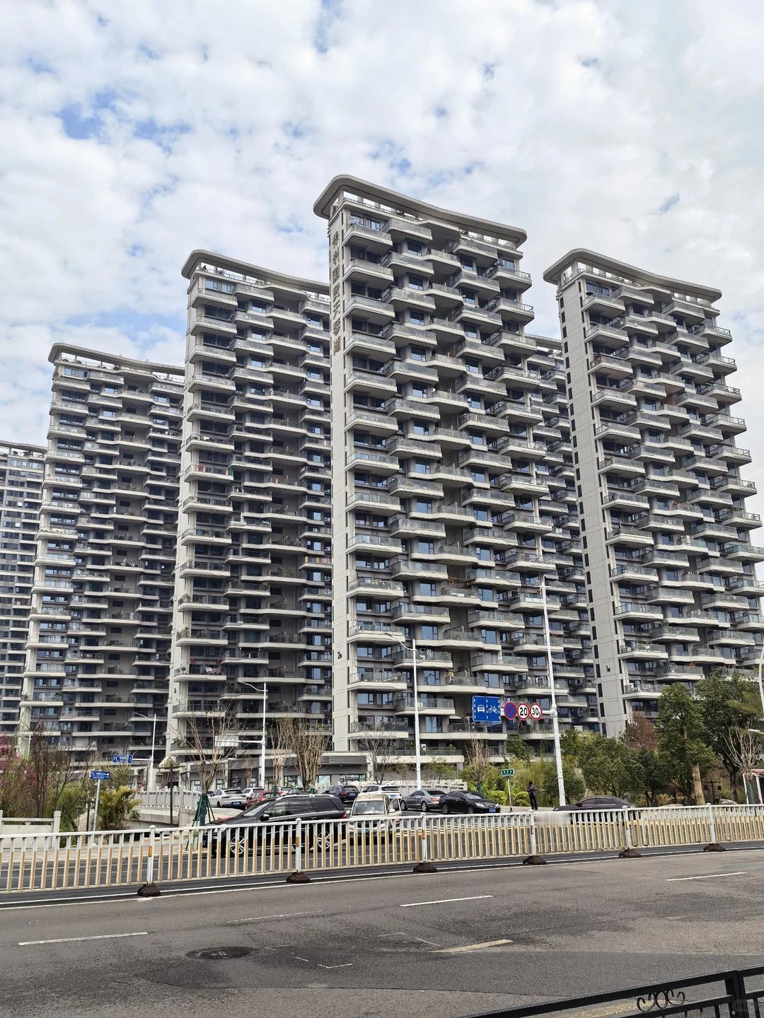 福州楼市基本上已经是市属国企控盘的格局。榕发、建总、左海、新榕、福厝、新投这些“