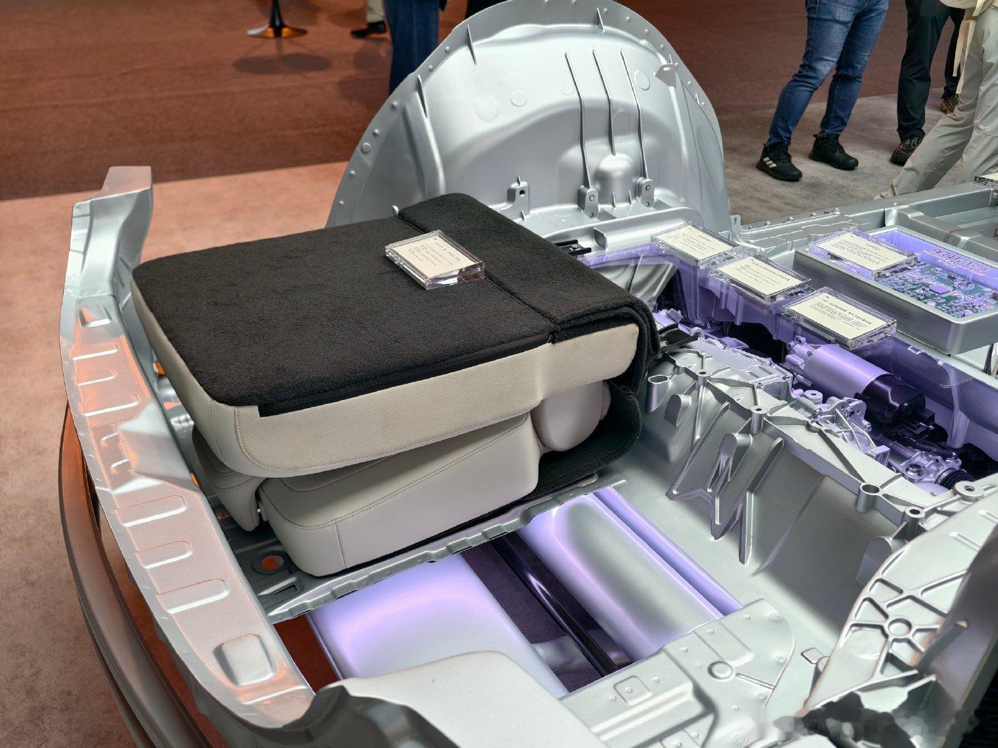 小鹏GX的体量感是很大的，这次选的车身颜色也很高级，尤其黑色，看起来就是一台揽胜