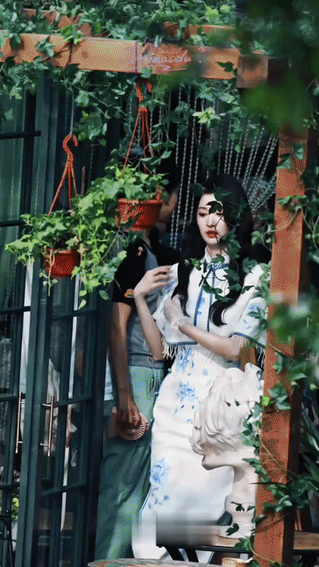 张凌赫是对什么样的美女都免疫了吗？王楚然穿上青花瓷旗袍都美成什么样了？可张凌赫哈