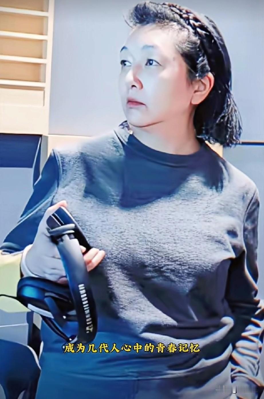 如今58岁的她，状态依旧好得让人惊叹！在这张录音室的照片里，她的皮肤紧致细