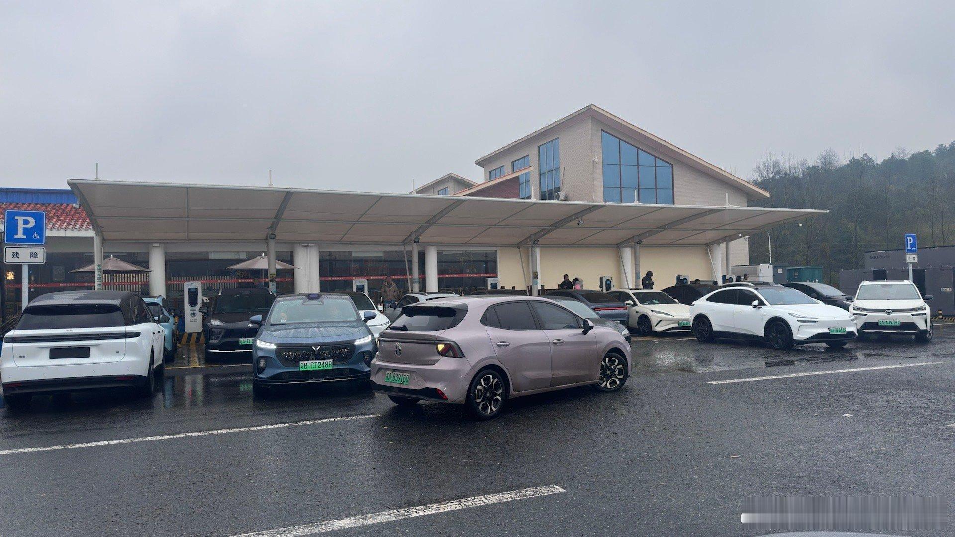 虽然每次看到蔚来的广告里出现这种场景都会觉得有点膈应。（别人在充电桩前打架抢桩，