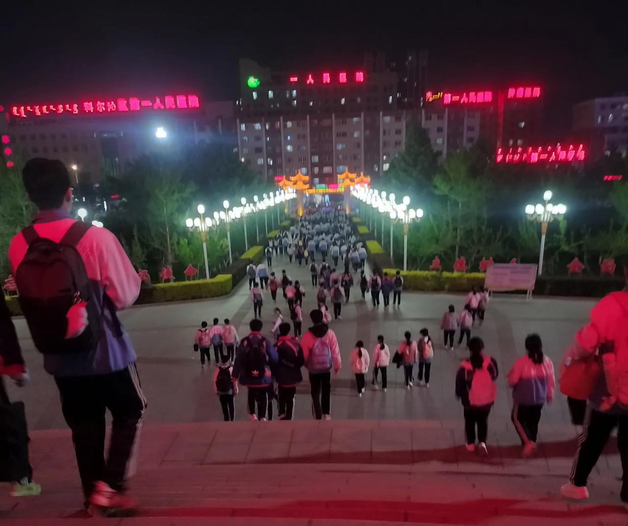 高考最后一个晚自习，孩子出校门的时候，我哭了……我家孩子去年参加的高考，就在孩