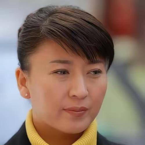 别的明星塌房了，不是退圈了，就是选择沉默，而闫学晶确是坚持活跃。她硬刚了这么久，