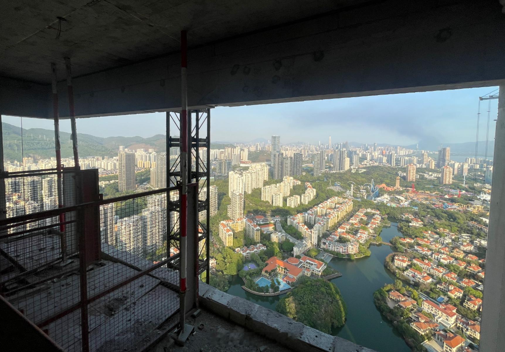 深圳南山绿景白石洲回迁房马上就要交房了。单价5万多起，73层，一层3梯8户，但是