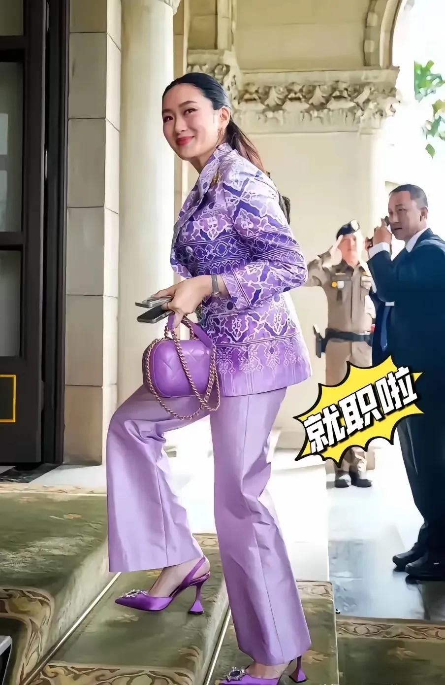 到总理府报到宣誓就任文化部长的佩通坦风采依旧，没有因为职务的变化影响心情。就她而
