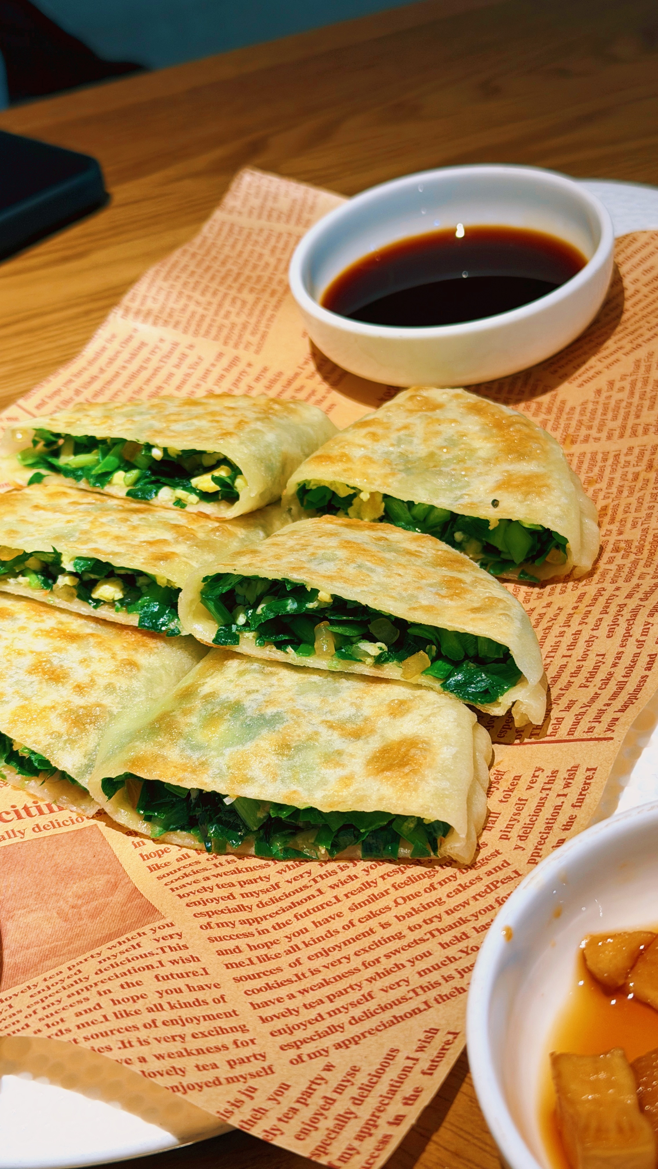 正月十五：中午煮汤圆、韭菜盒子、溜肉段、麻辣烫晚上炸元宵、溜丸子、虾仁鱿鱼、拌芹