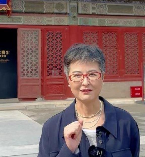 42岁的央视主持人张泉灵辞去工作后，趁着60岁的丈夫不注意，带着存款147万，前