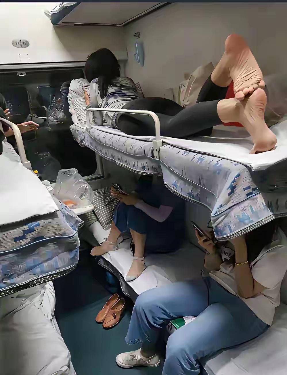 刷到这张图直接代入了！火车卧铺里有人把脚直接伸到上铺边缘，不仅影响视觉观感，还可