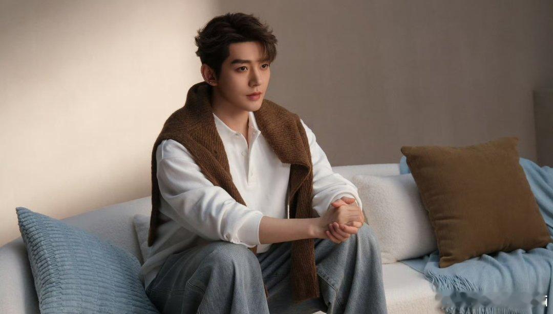 邓为工作室发了一组代言花絮图，居家男友感好足啊！