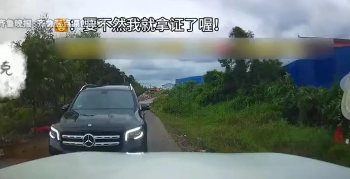 全国各地都有霸道的人，但因为一个会车就“亮证”女子情商也是够高的，广西奔驰亮证