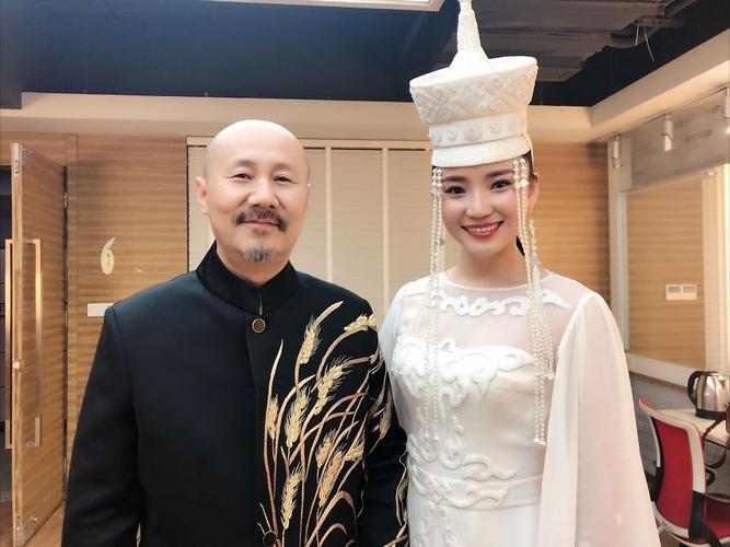 2000年，腾格尔在蒙古的所有酒楼全部倒闭，房子没了，车子没了，连老婆都跑了，6