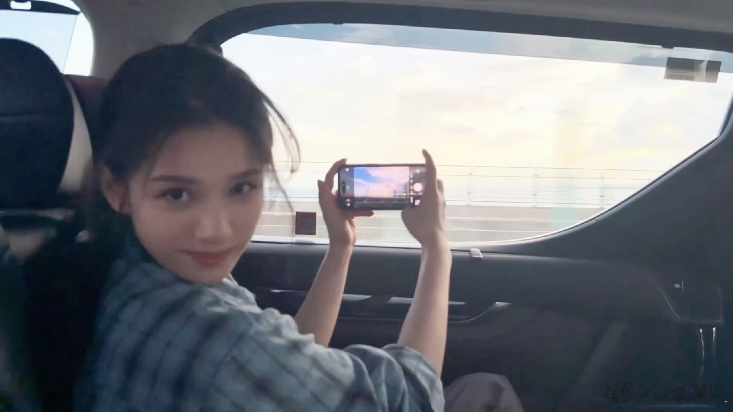 张婧仪车窗照，又松弛又美丽，看起来都是随手一拍，但是又这么好看。