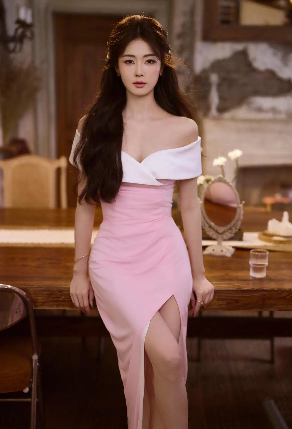 白鹿这身粉白裙，真不是一般美女能穿出来的。露肩、开叉、动作自然，一看...