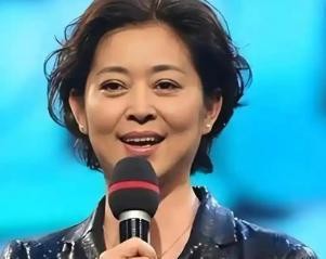 一天夜里，倪萍正在厨房炖汤，陈凯歌突然提出分手。她转身问：“出什么事了？”陈凯歌只说：“我妈想要孙子