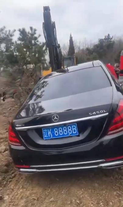 来自东北一场葬礼的视频，视频显示一辆黑色奔驰S450L（车牌号辽K·8888B）