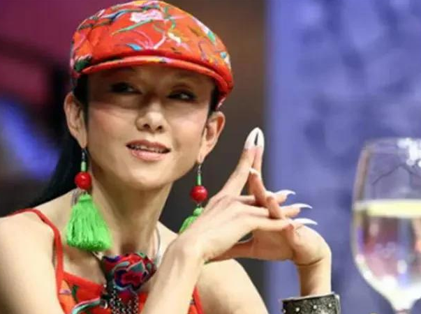 2001年，张纪中给杨丽萍打电话：“萍妹子啊，我相中你了，我要定你了！”杨丽萍听