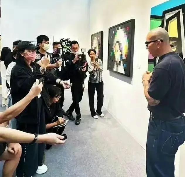 突然刷到具俊晔台北画展，所谓的艺术作品，是用大S的艺术照，打上马赛克就变成自己创