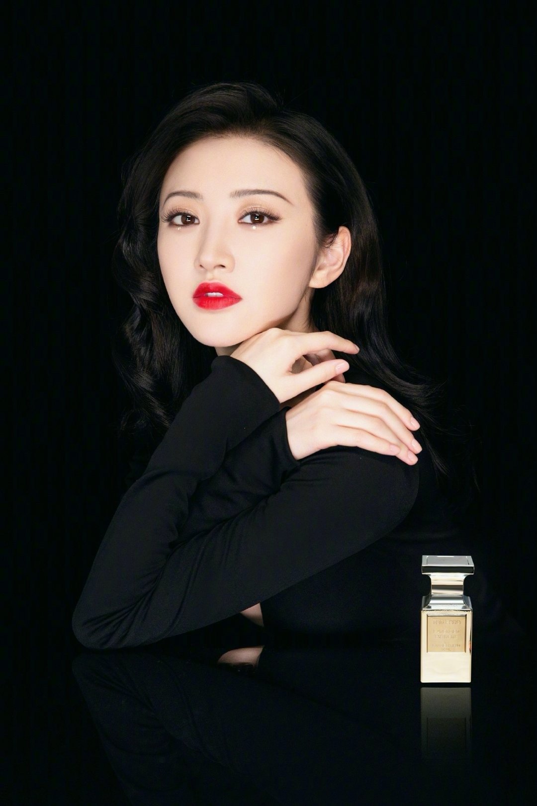 景甜黑裙红唇演绎复古摩登，光影间尽展优雅张力​​​