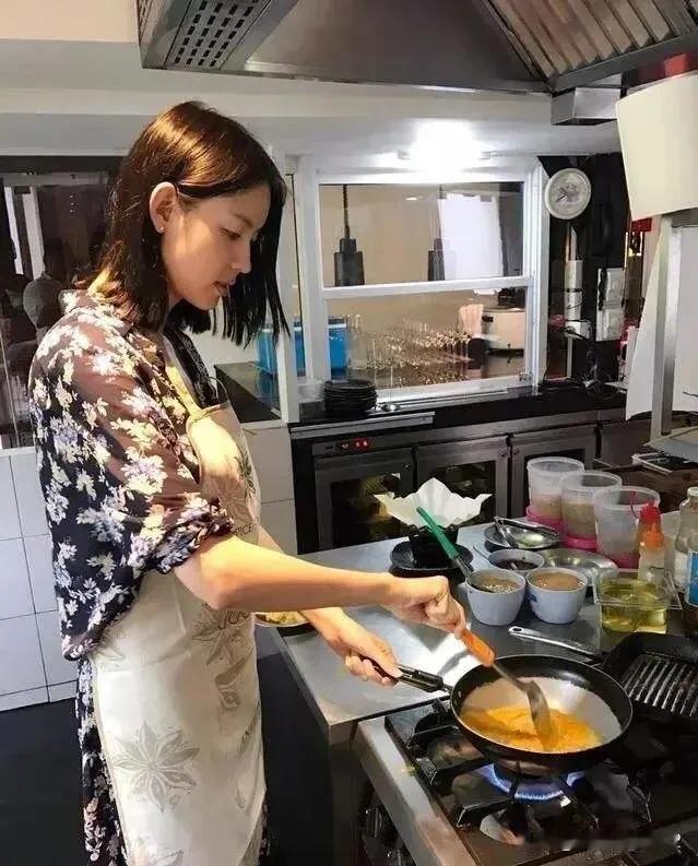 70年代，煤油、火柴都得凭票购买。农村尚未通电，无论是点煤油灯、抽烟，还是生火做