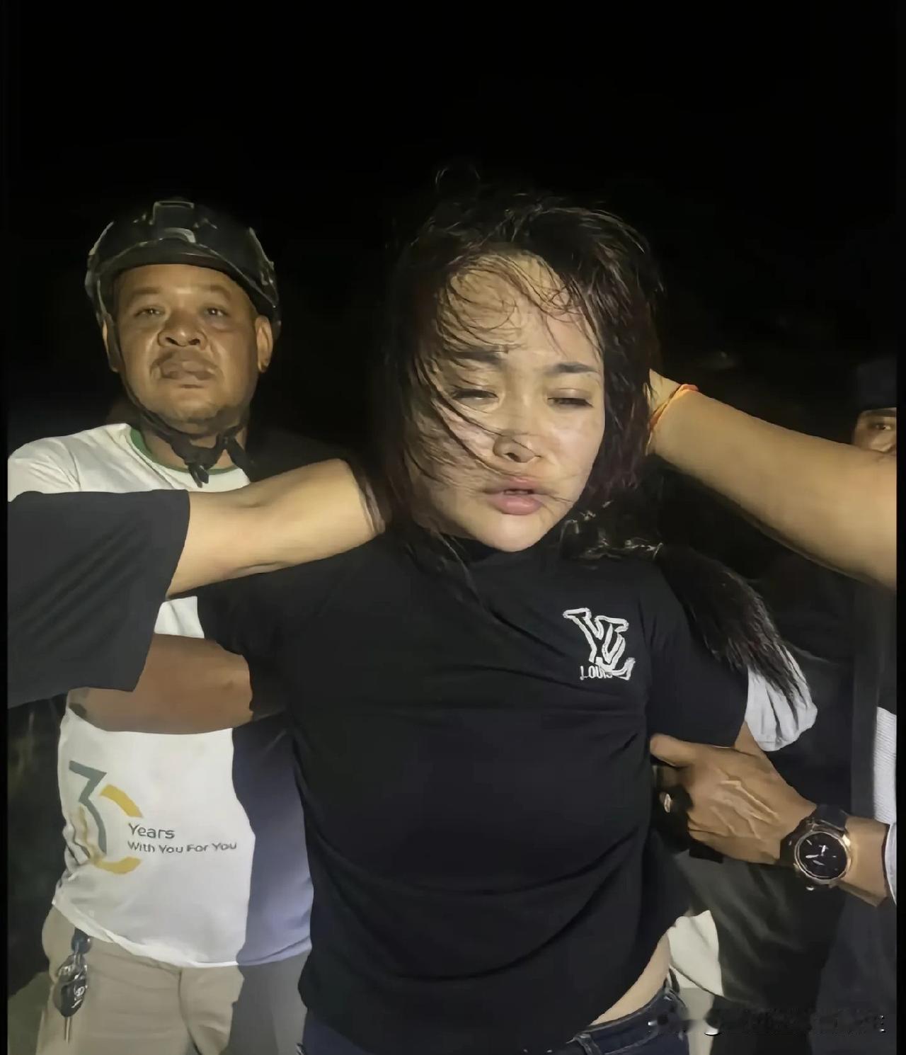 柬埔寨这场女子劫狱案显示出了几个管理漏洞。第一个不查陌生人，一个陌生女子骑个摩