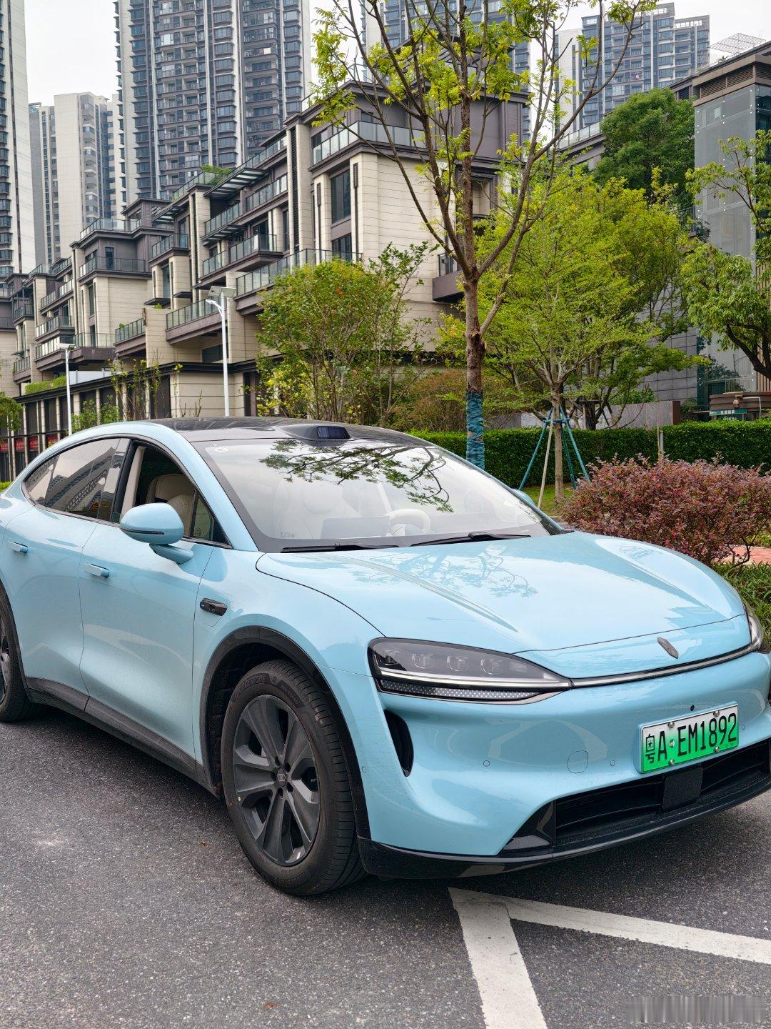 智界R7赶在临牌到期最后一天把牌装啦！怎么样？帅不帅？晚上开长途回趟老家～​​