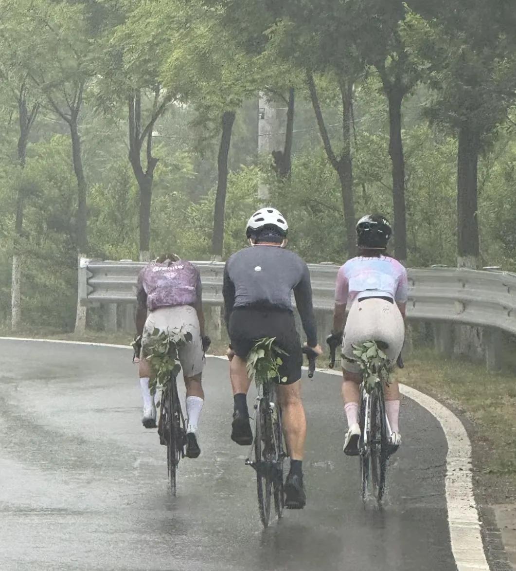 谁能告诉我这是什么操作？周末下雨！骑车佬暴怒！#骑行#