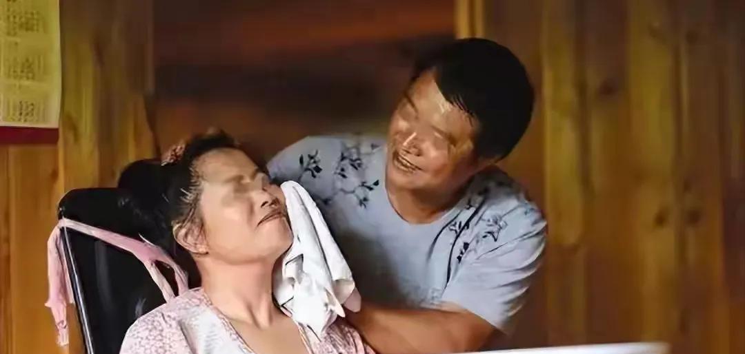 湖北，56岁公公给儿媳妇洗澡2年，亲家母知悉后又怒又羞，随手拿起棍棒就赶去问话。