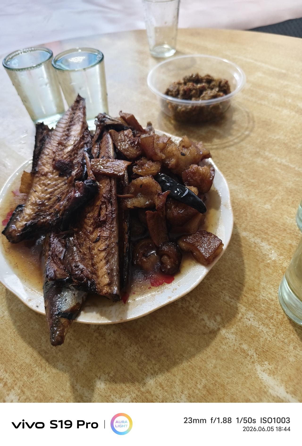 日子难熬，喝酒的档次也要斟酌一番啦……俺们几个人一个酒场下来基本上是四五瓶白酒，