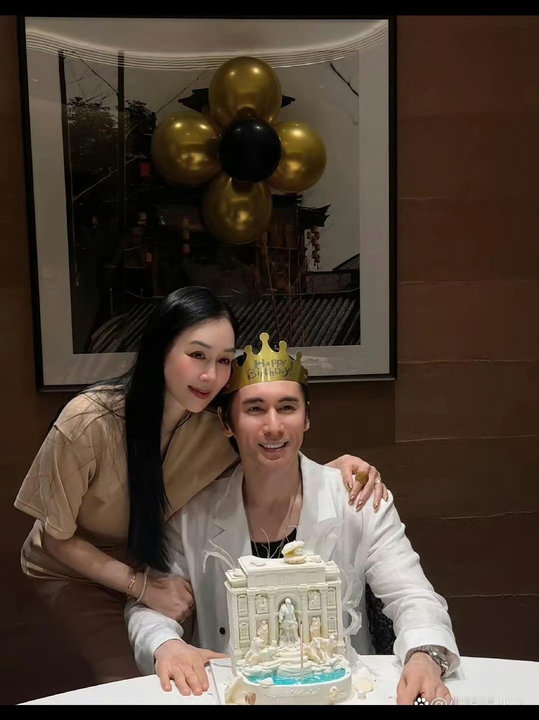 两个人结婚那么多年了，感情还是那么好！只是俩人没能生一个属于她俩的孩子还是挺遗