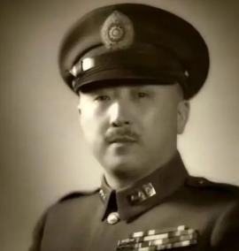 1950年的香港街头，卫立煌正陪着家人闲逛，身后忽然飘来一句：“这不是卫立煌吗？