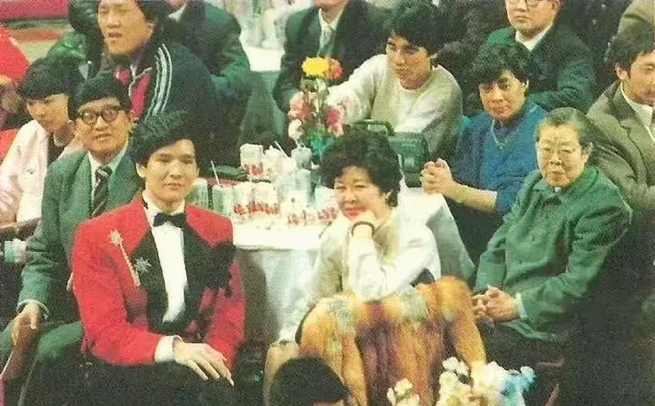 1987年春晚，一把火烧穿了屏幕，也烧红了一个叫费翔的年轻人。他穿着红衬衫，扭