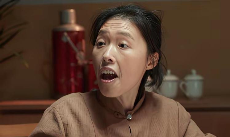 追剧《依依向北风》俞乐山的妹妹俞乐英应该是看上了厂里的技术员谢敬思。这谢敬思专