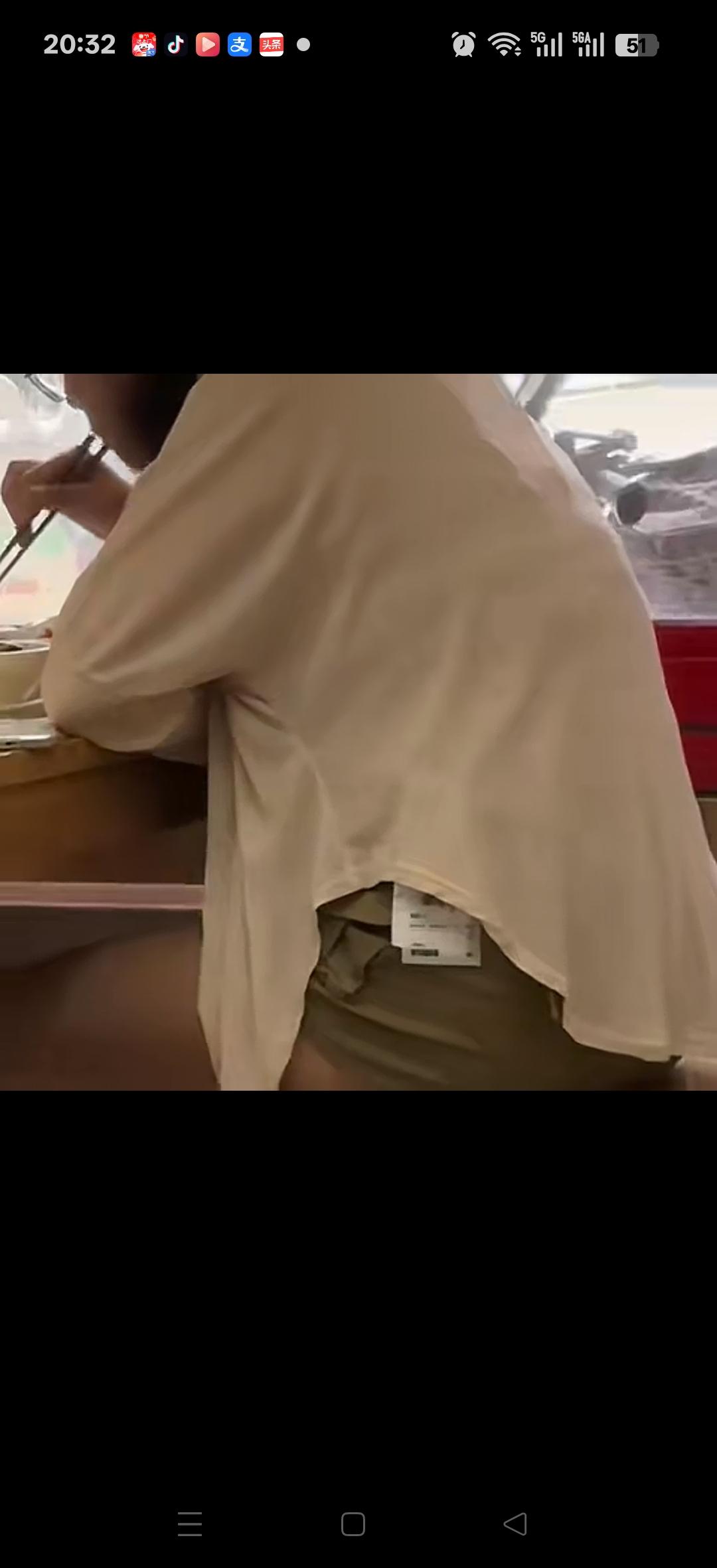 你见过这样的人吗？带着标牌都穿出来，这个准备退货吗？网友说：签收24小时内可退货