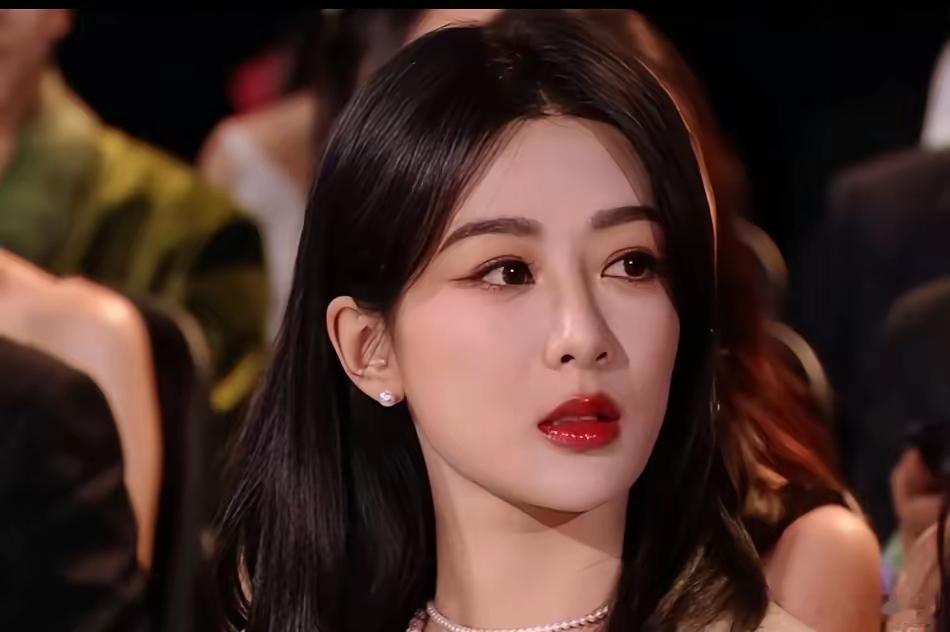 如果硬要在杨紫和迪丽热巴之间分个高低:论外貌，当然是迪丽热巴比杨紫更美，热巴有无