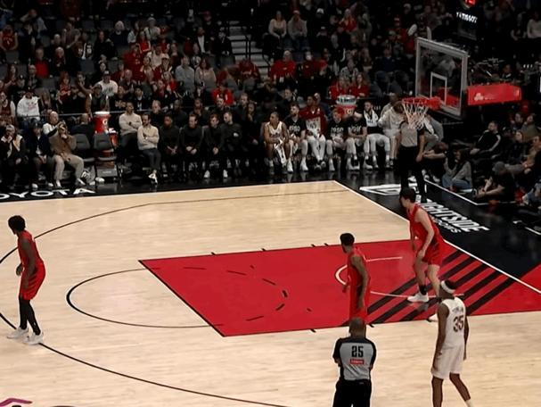 梦幻脚步？杨瀚森为了避免防守三秒的小细节：哈哈哈，太逗了。今天打骑士，小杨末节垃