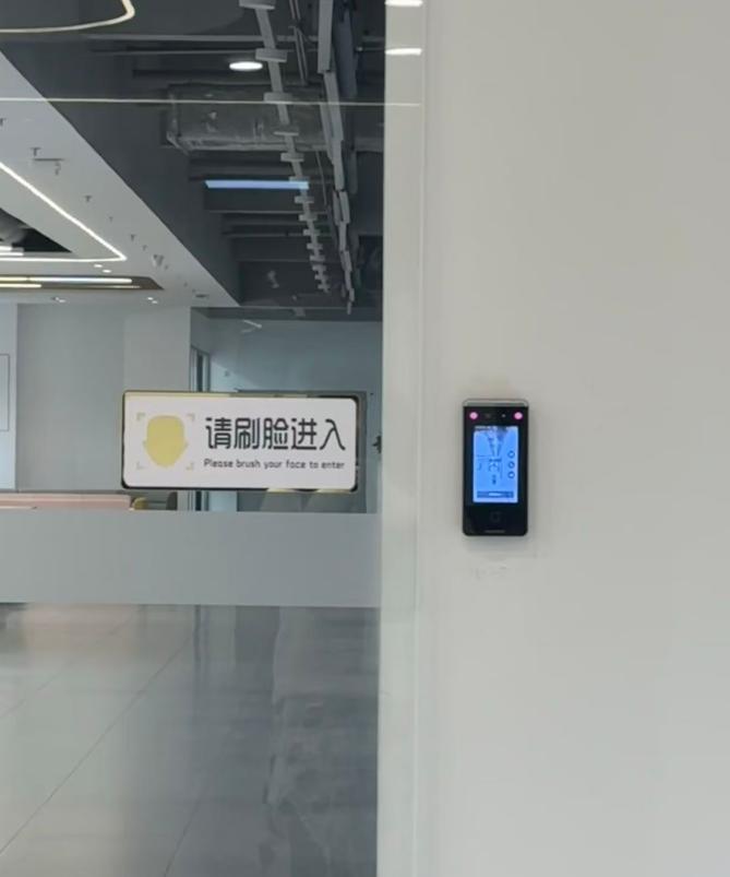 公司9点上班，我要求员工8点半到。我前两年开互联网小团队的时候也搞过这套，美
