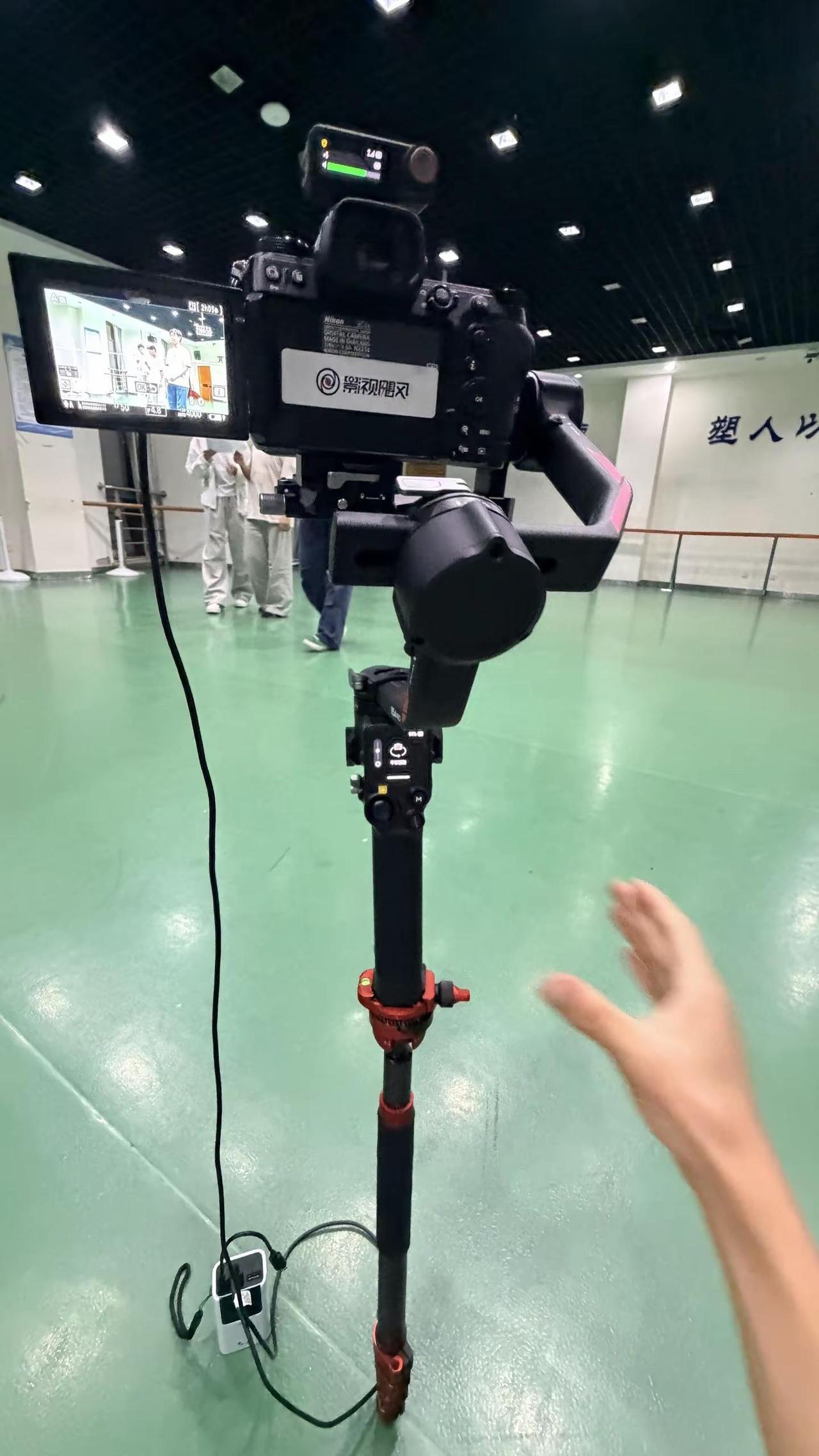 孤独一掷！大疆稳定器摄影大学生小灰灰飞小灰机日常火了“再”发一遍